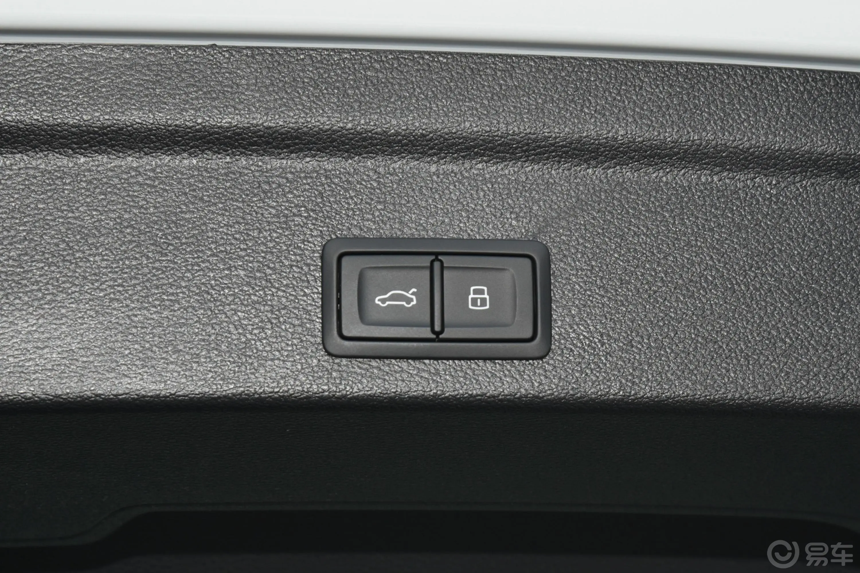 奥迪Q3 Sportback45 TFSI quattro 时尚型电动尾门按键（手动扶手）