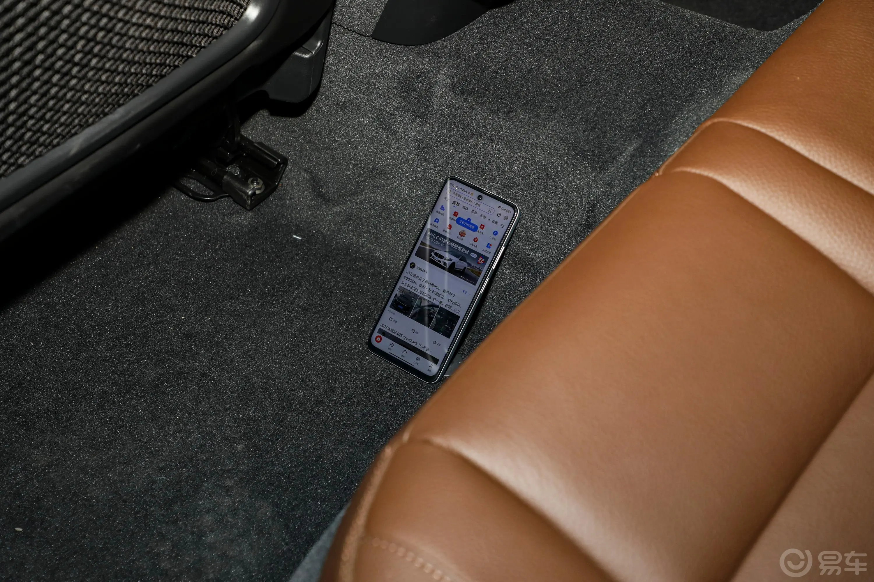 沃尔沃V60B4 双离合智逸豪华版后排地板中间位置
