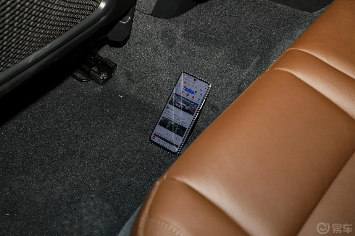 沃尔沃V60B4 双离合智逸豪华版后排地板中间位置