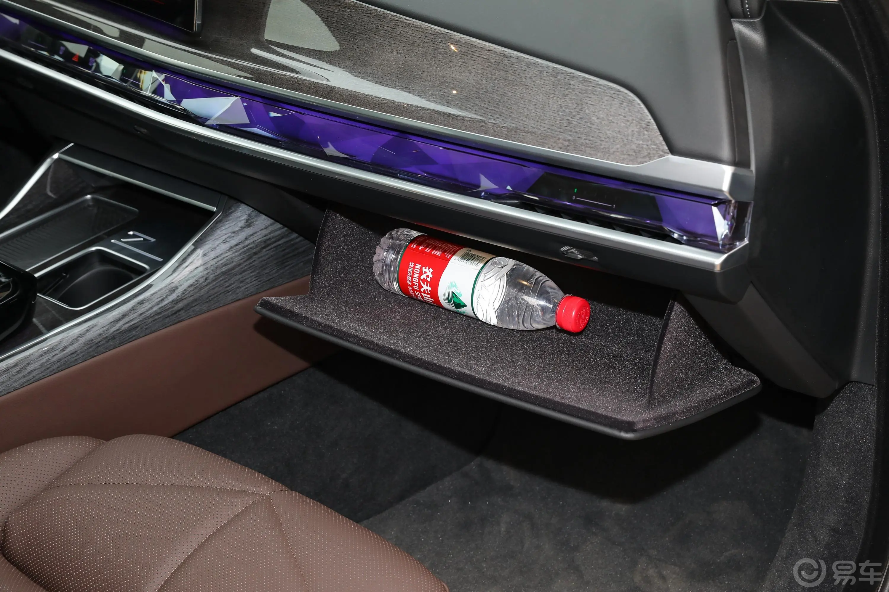 宝马7系740Li 领先型 豪华套装手套箱空间水瓶横置