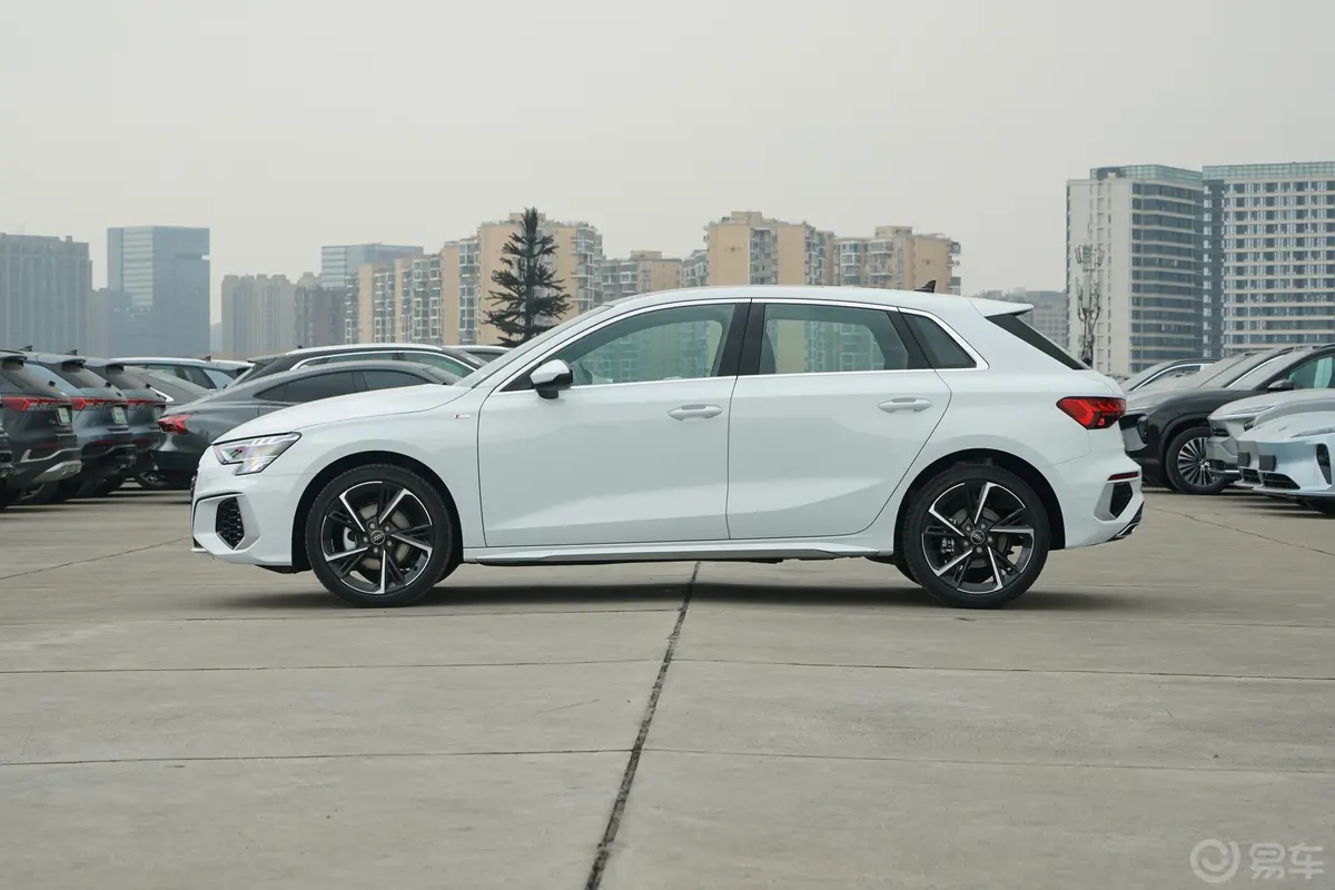 奥迪A3Sportback 35 TFSI 时尚运动型正侧车头向左水平