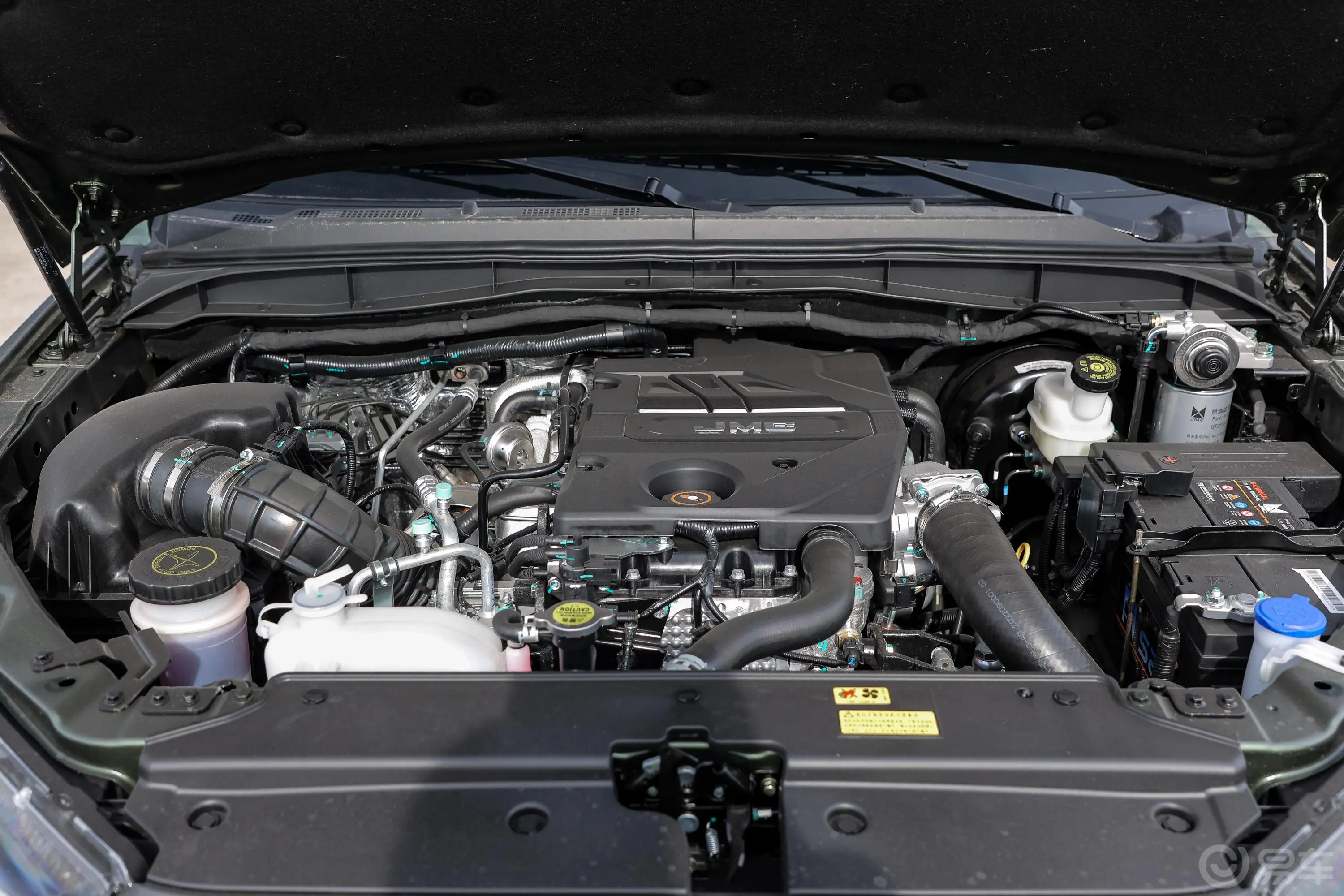 宝典2.5T 两驱长轴平底货箱舒享版 柴油发动机特写