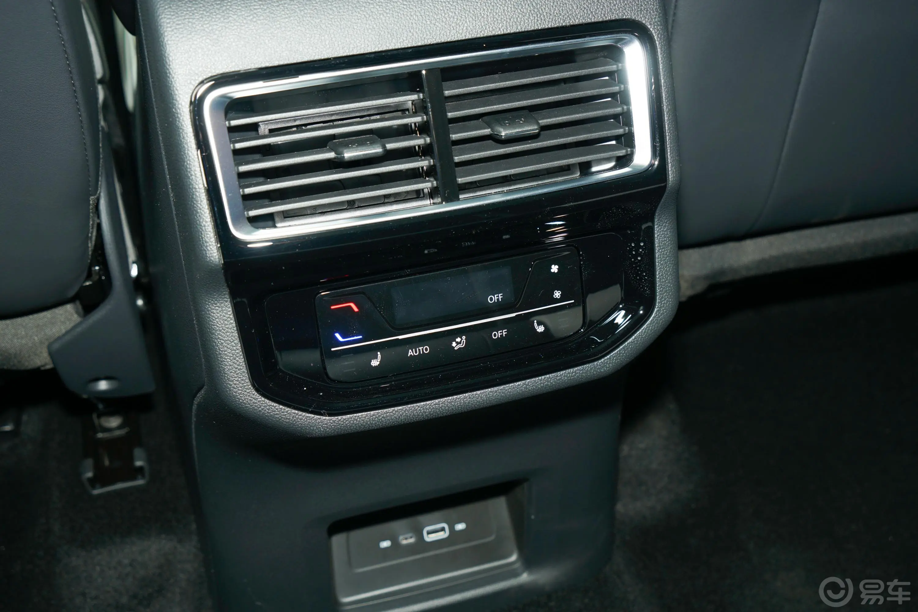 途昂X530 V6 四驱尊崇豪华版后排空调控制键