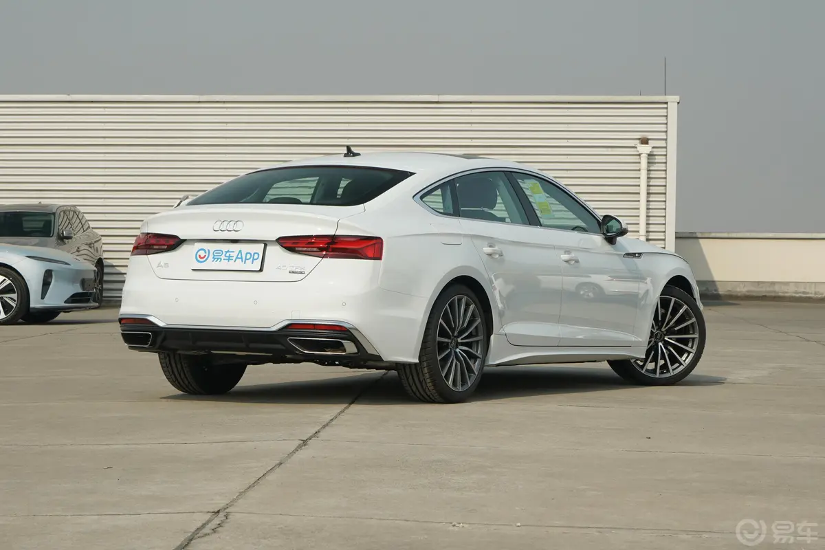 奥迪A5Sportback 40 TFSI quattro 豪华动感型侧后45度车头向右水平