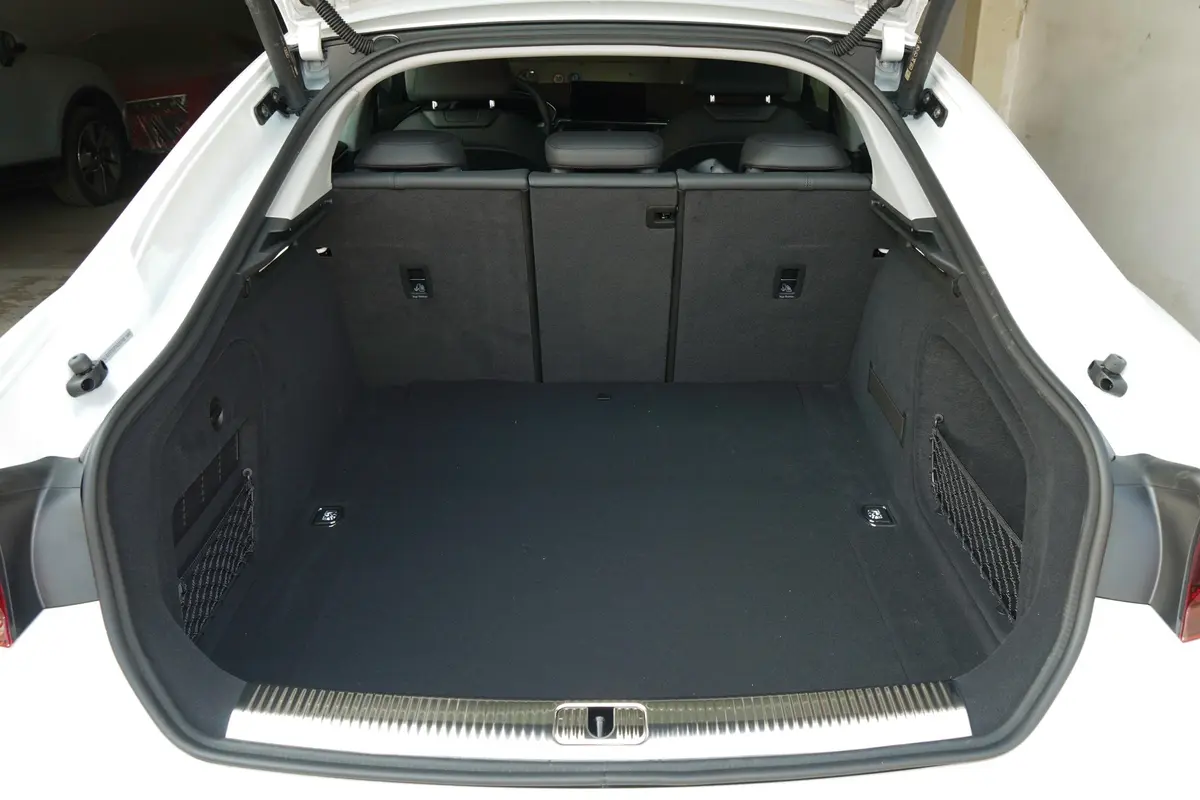 奥迪A5Sportback 40 TFSI quattro 豪华动感型后备厢空间特写