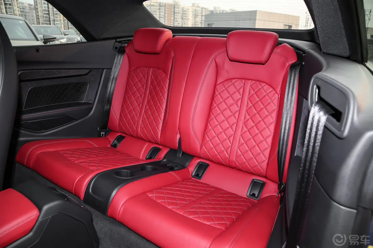 奥迪S53.0T Cabriolet后备箱内座椅放倒按钮