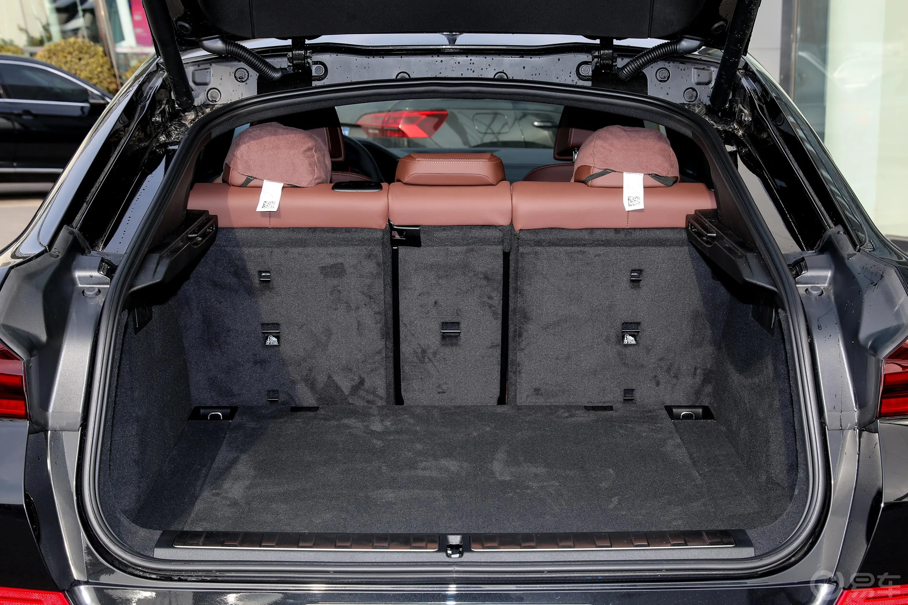 宝马X6xDrive40i 尊享型 M运动套装后备厢空间特写