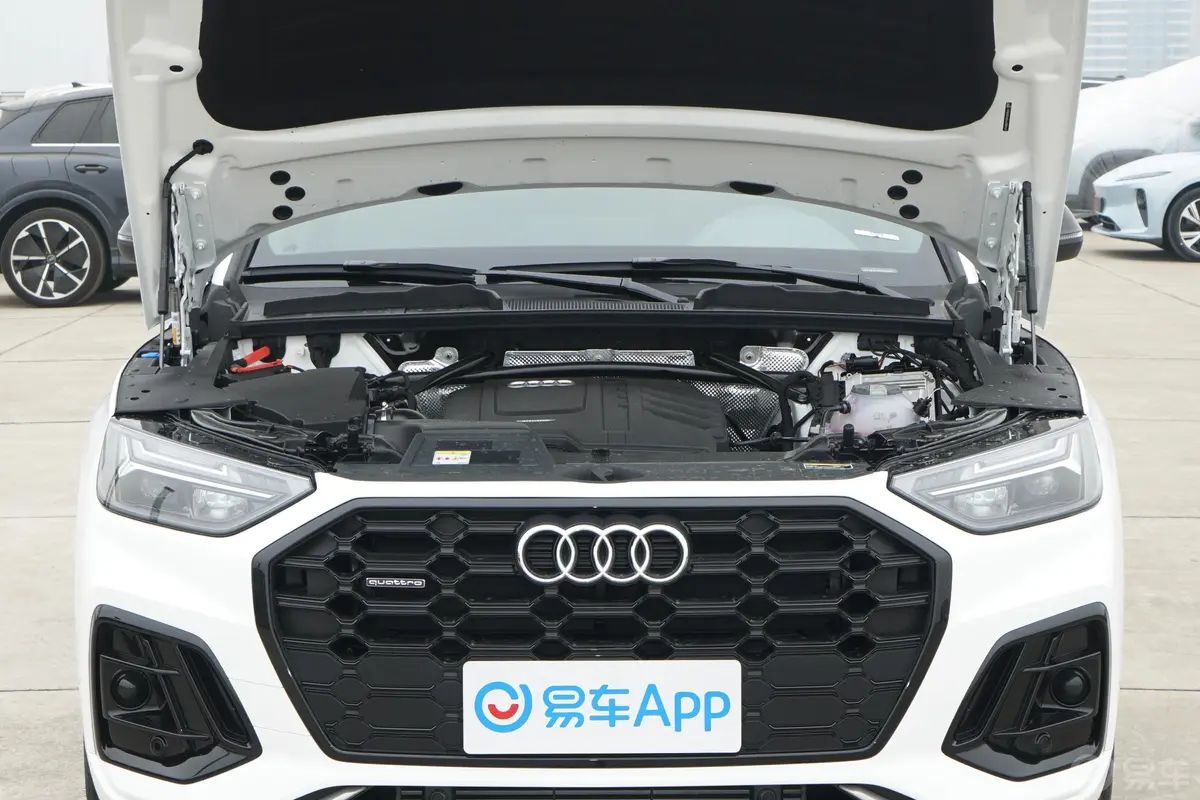 奥迪Q5L40 TFSI 豪华动感型发动机舱整体