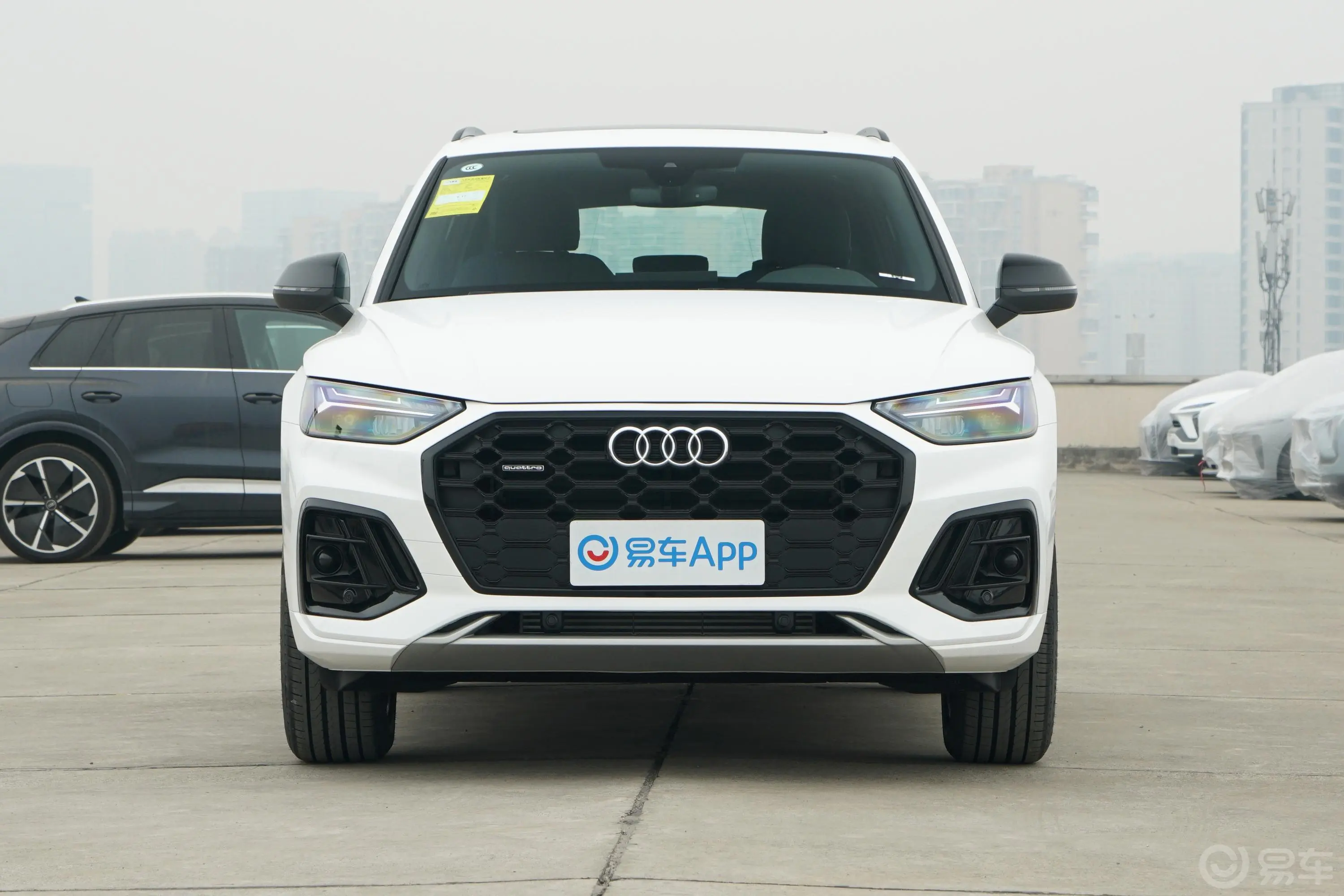 奥迪Q5L40 TFSI 豪华动感型正前水平