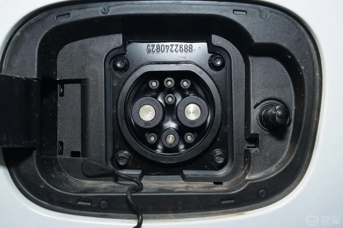 帝豪EVPro 430km 网约版快充充电口