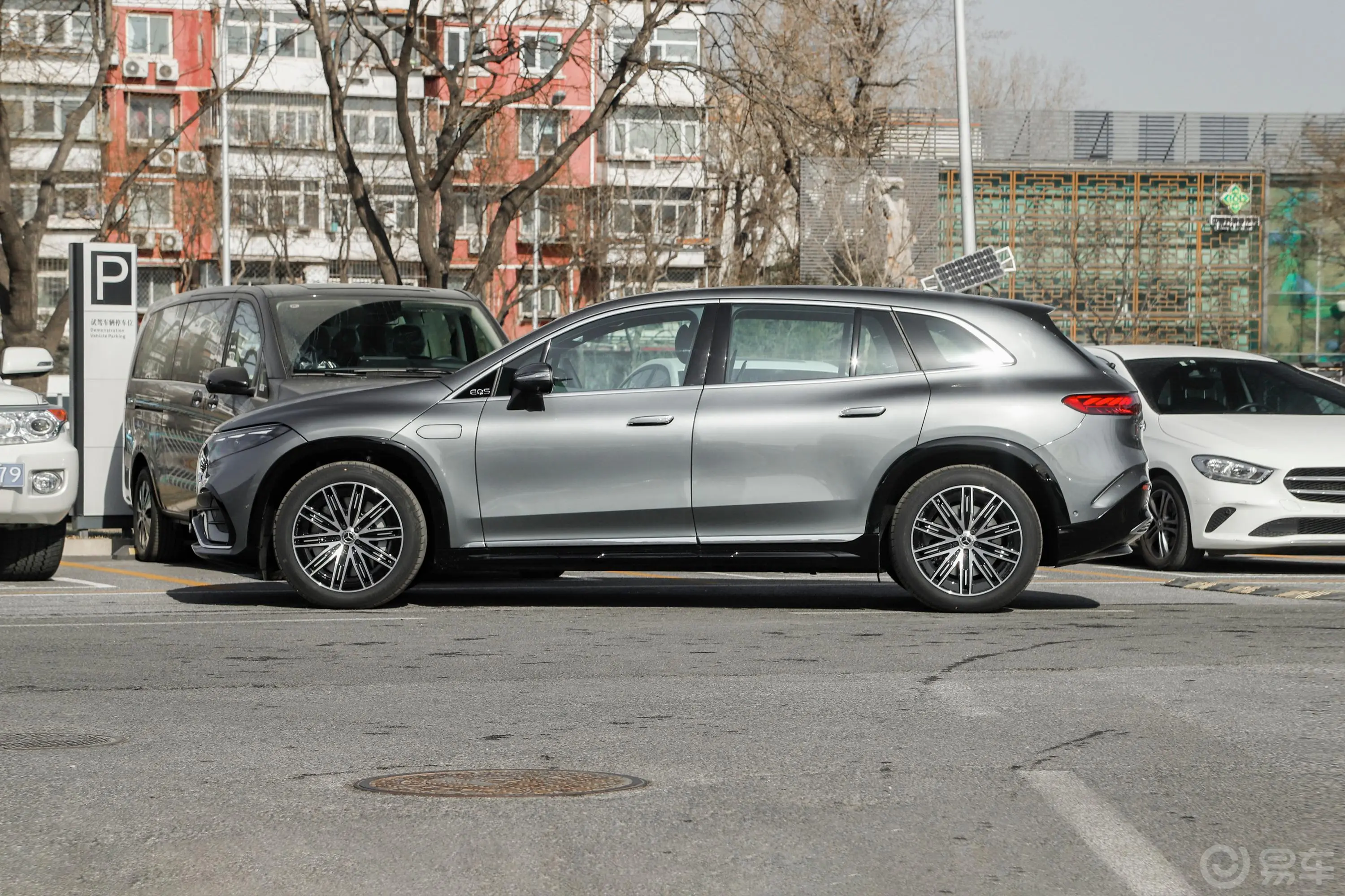 奔驰EQS SUV450 4MATIC 豪华版正侧车头向左水平