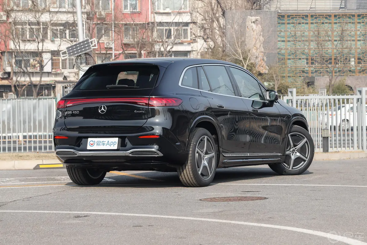 奔驰EQS SUV450 4MATIC 先锋版侧后45度车头向右水平