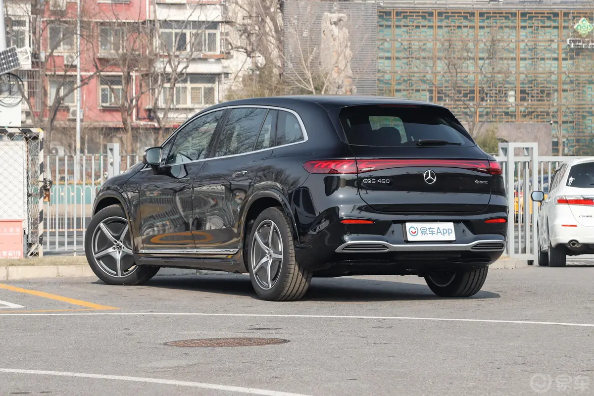 奔驰EQS SUV450 4MATIC 先锋版侧后45度车头向左水平