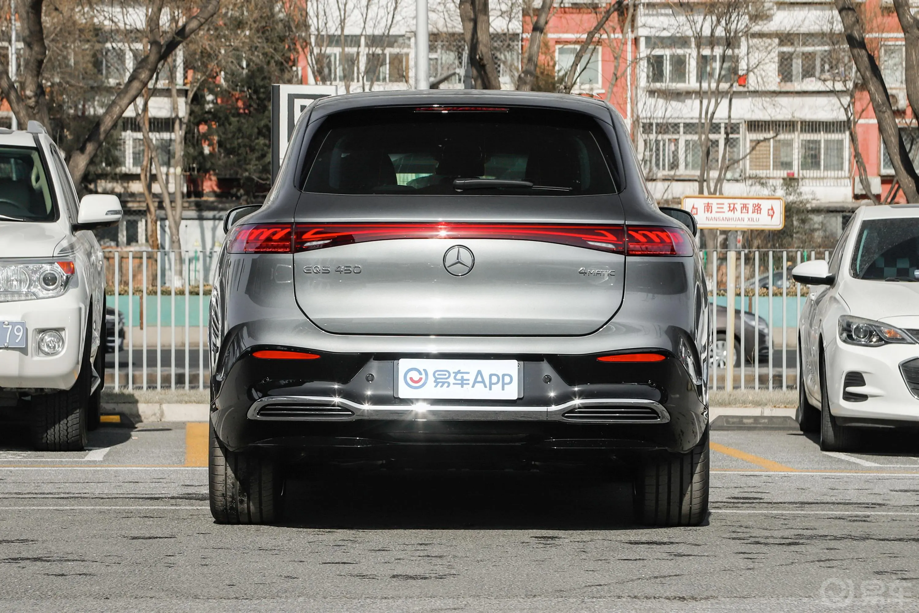 奔驰EQS SUV450 4MATIC 豪华版正后水平