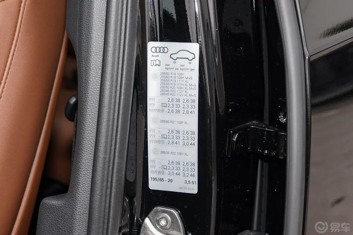 奥迪Q755 TFSI quattro S line冰雪运动版胎压信息铭牌