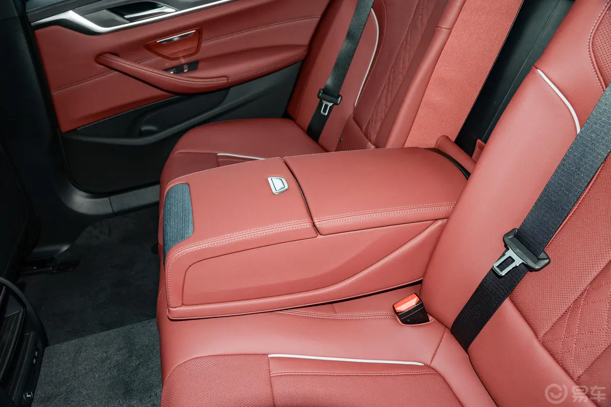 宝马5系530Li xDrive M运动套装后排中央扶手