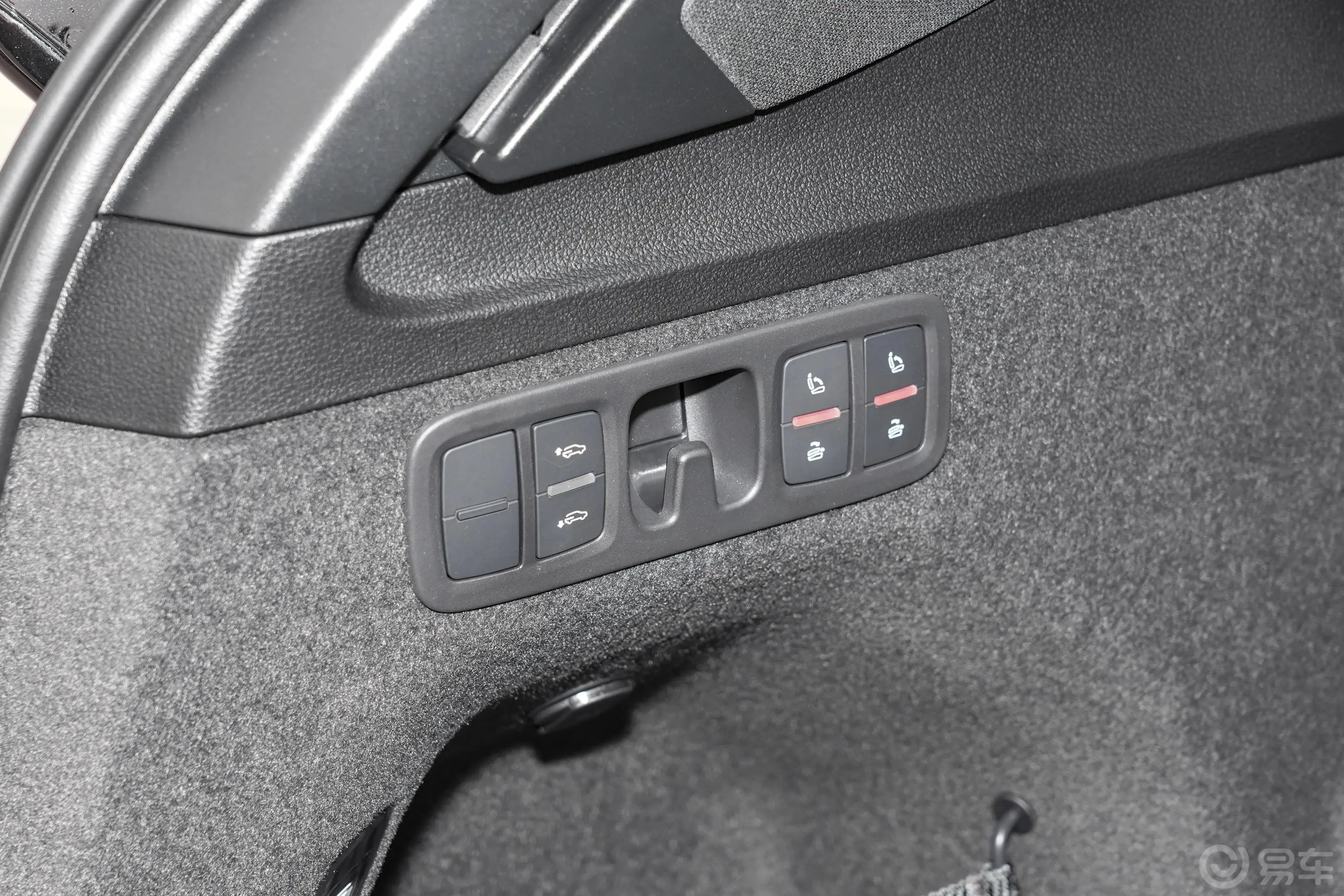 奥迪Q755 TFSI quattro S line冰雪运动版后备箱内座椅放倒按钮