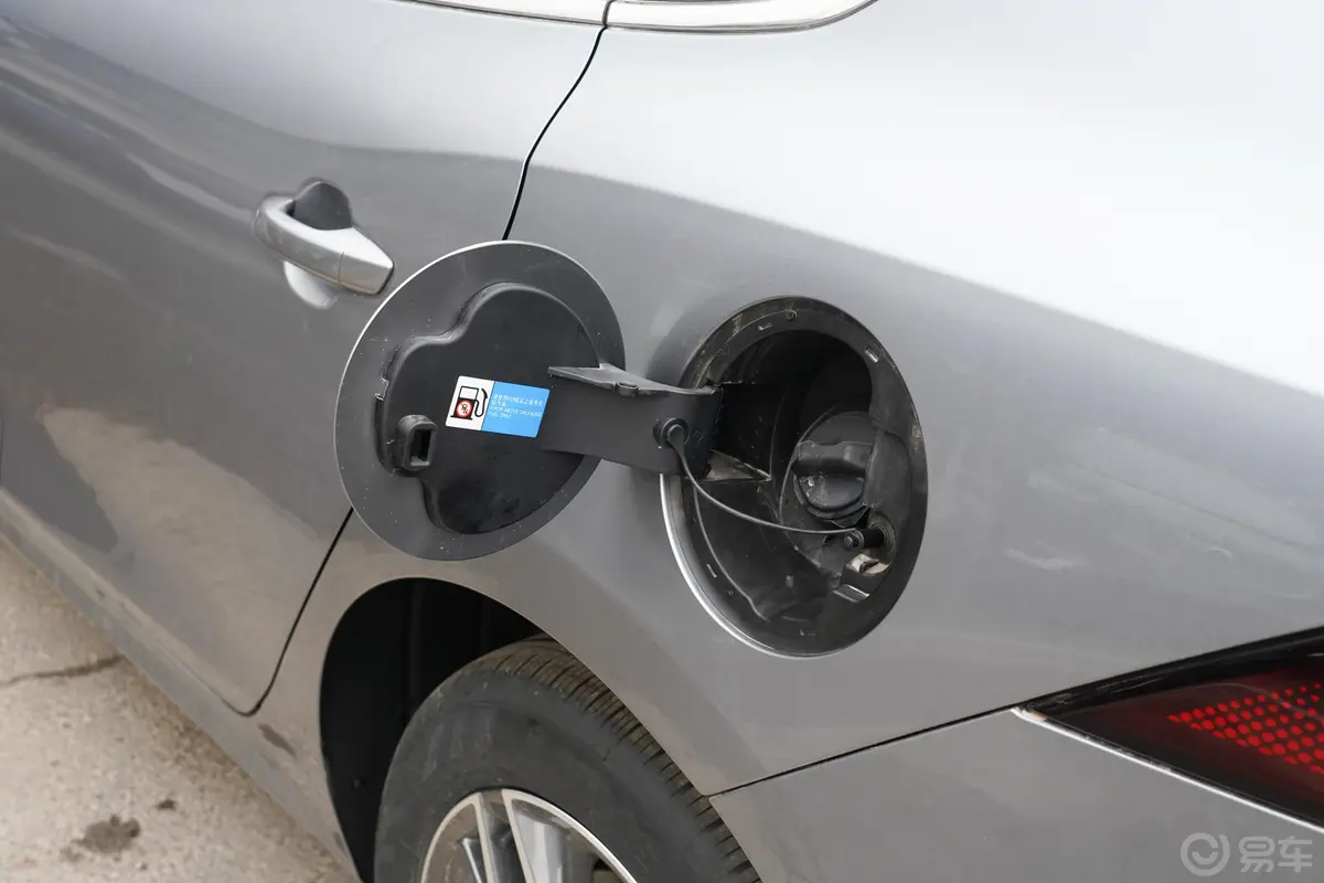 秦PLUS新能源DM-i 冠军版 1.5L 120km 领先型加油口