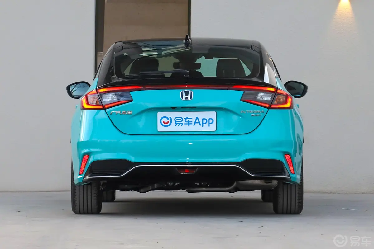 型格HATCHBACK e:HEV 2.0L 锐·豪华版正后水平