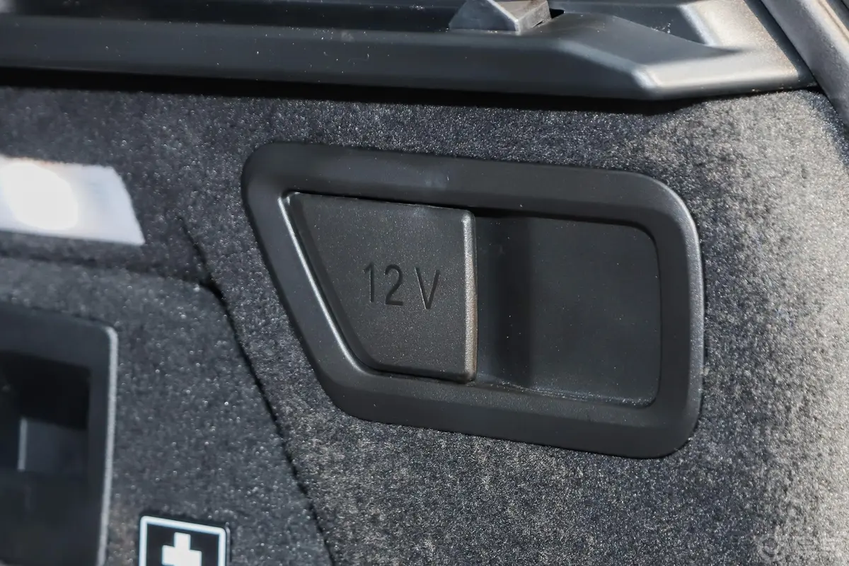 宝马X7xDrive M60i行李厢电源接口
