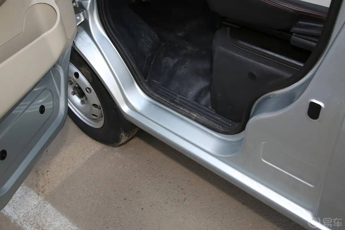 长安星卡1.5L 单排3.06米载货汽车舒适型前排迎宾踏板