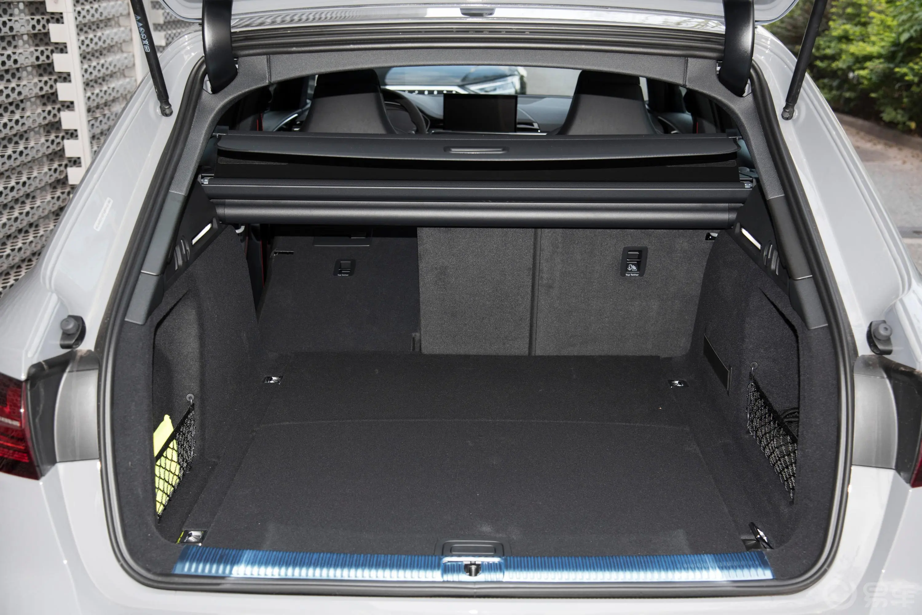 奥迪RS 42.9T Avant 黑曜版后备厢