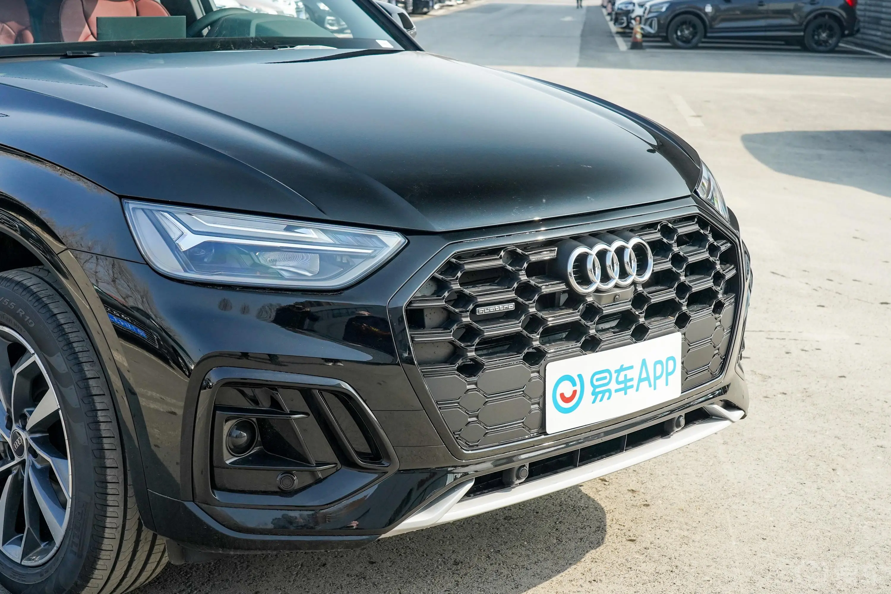 奥迪Q5L40 TFSI 豪华动感型前格栅侧俯拍