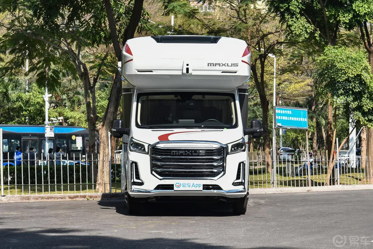 大通V100生活家V100 2.0T 纵床版正前水平