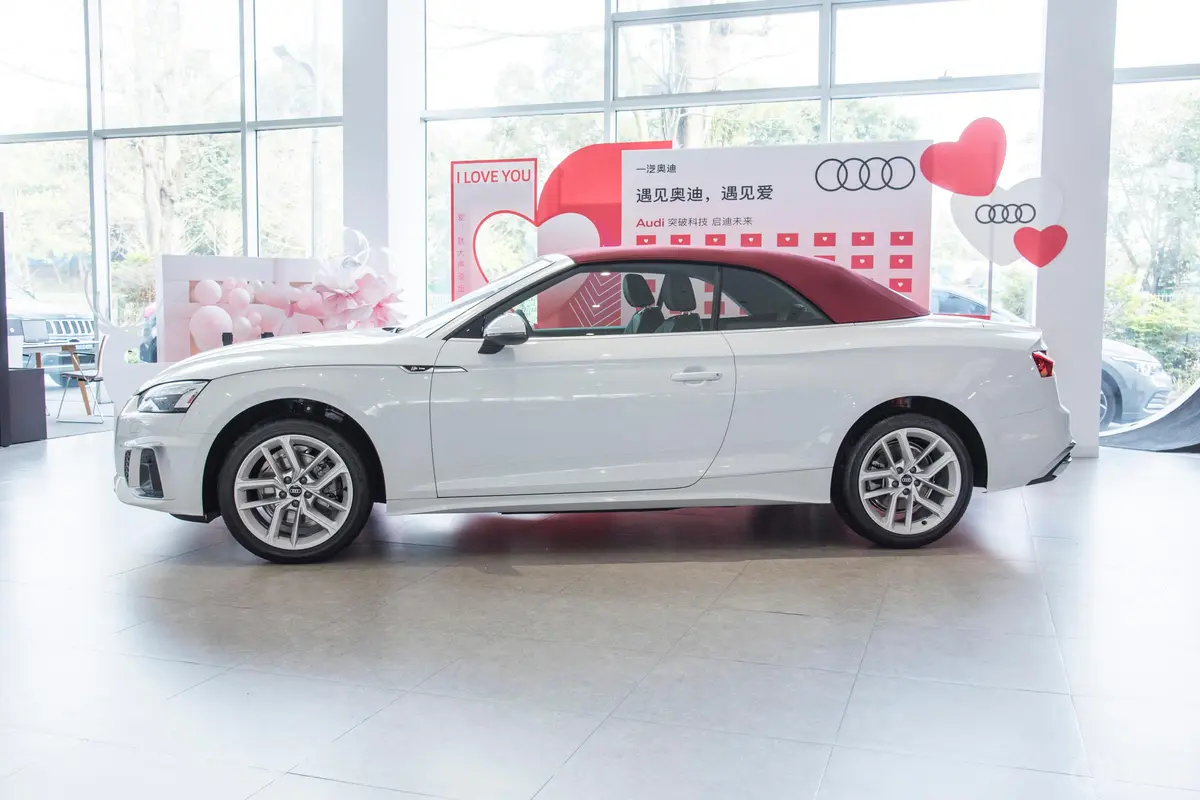 奥迪A5Cabriolet 40 TFSI 时尚动感型正侧车头向左水平