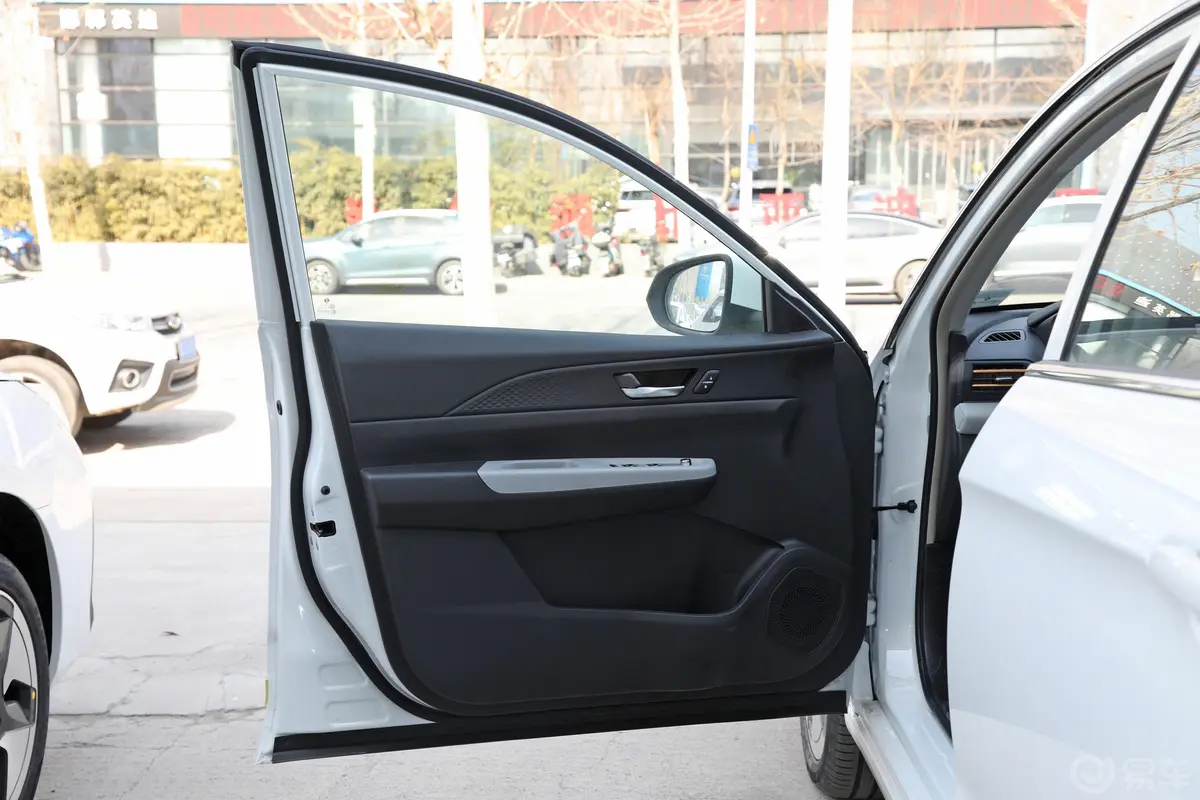 风神E70改款 Pro 401km 畅行版 三元锂驾驶员侧前车门