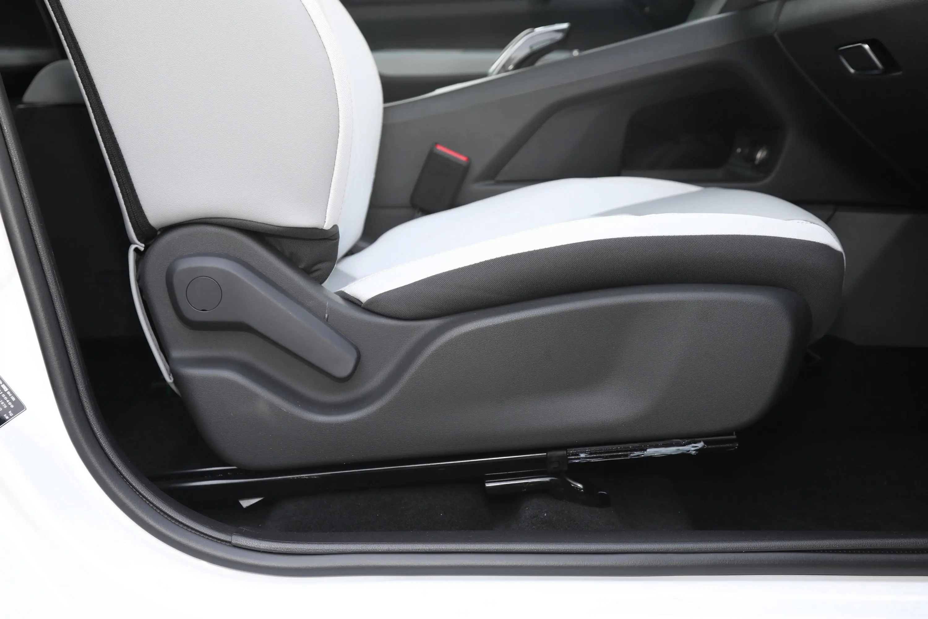 风神E70改款 Pro 401km 畅行版 三元锂副驾座椅调节