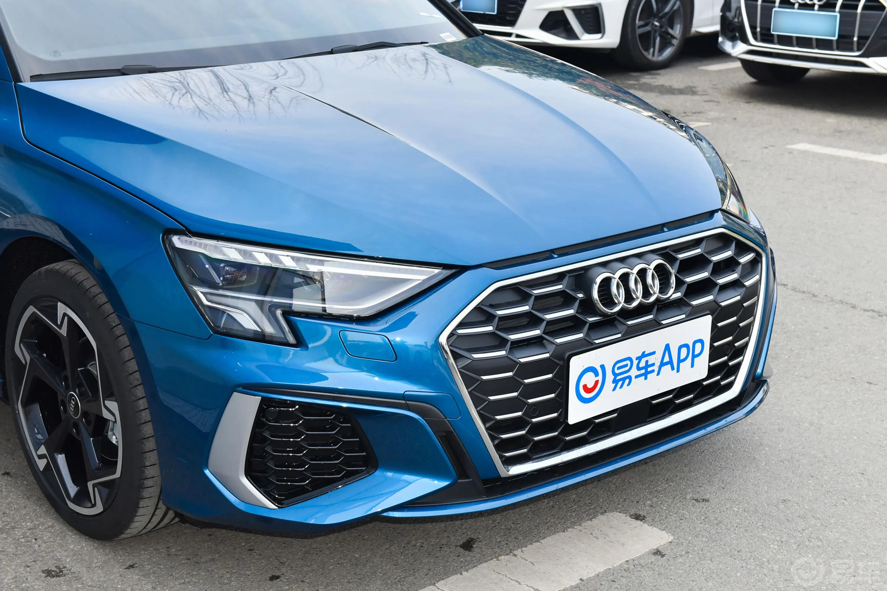 奥迪A3Sportback 35 TFSI 豪华运动型前格栅侧俯拍