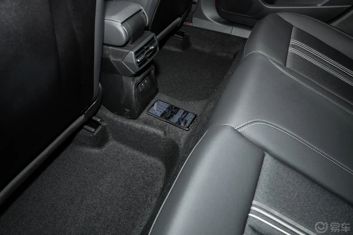 奥迪A3A3L Limousine 35 TFSI 时尚运动型后排地板中间位置