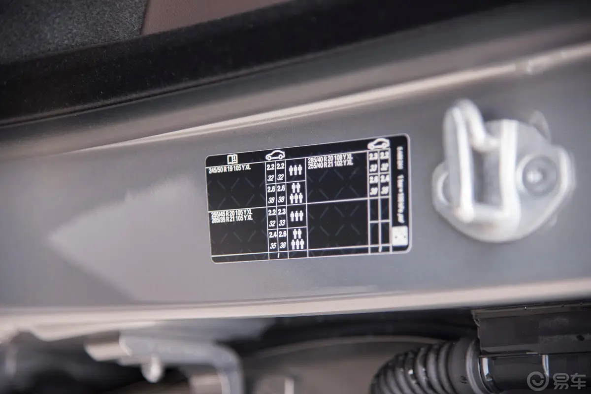 宝马7系735Li M运动套装胎压信息铭牌