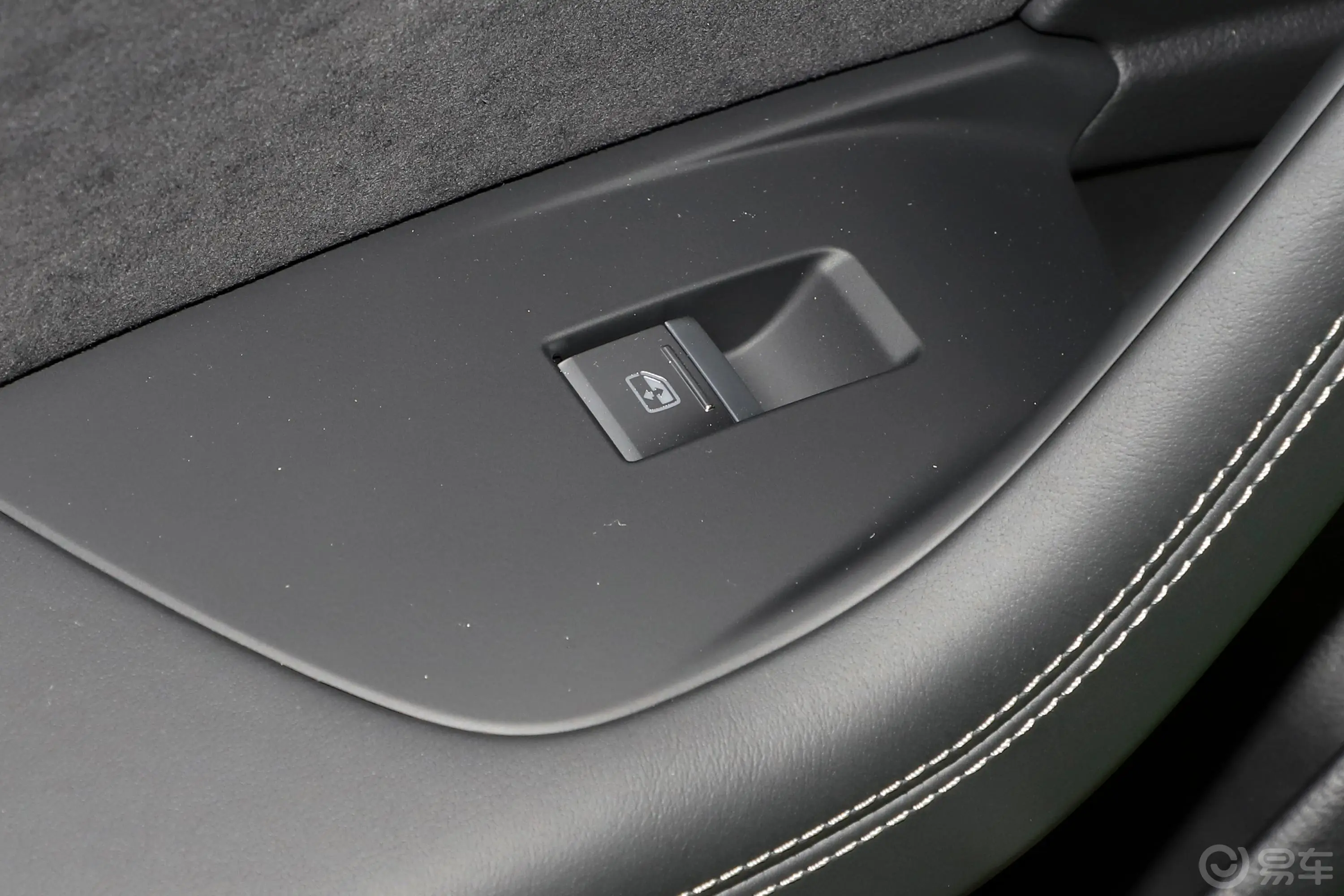 奥迪RS 64.0T Avant后车窗调节