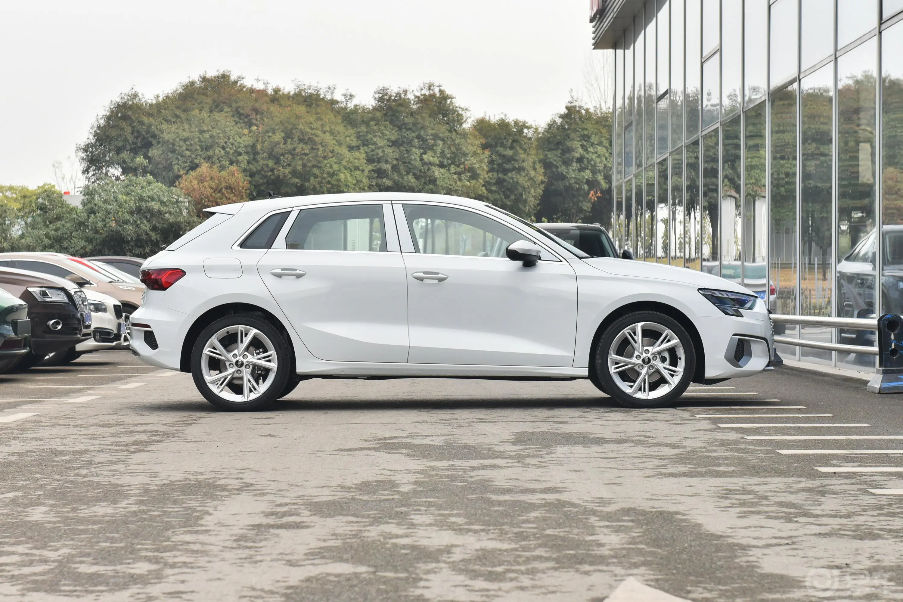 奥迪A3Sportback 35 TFSI 时尚致雅型正侧车头向右水平