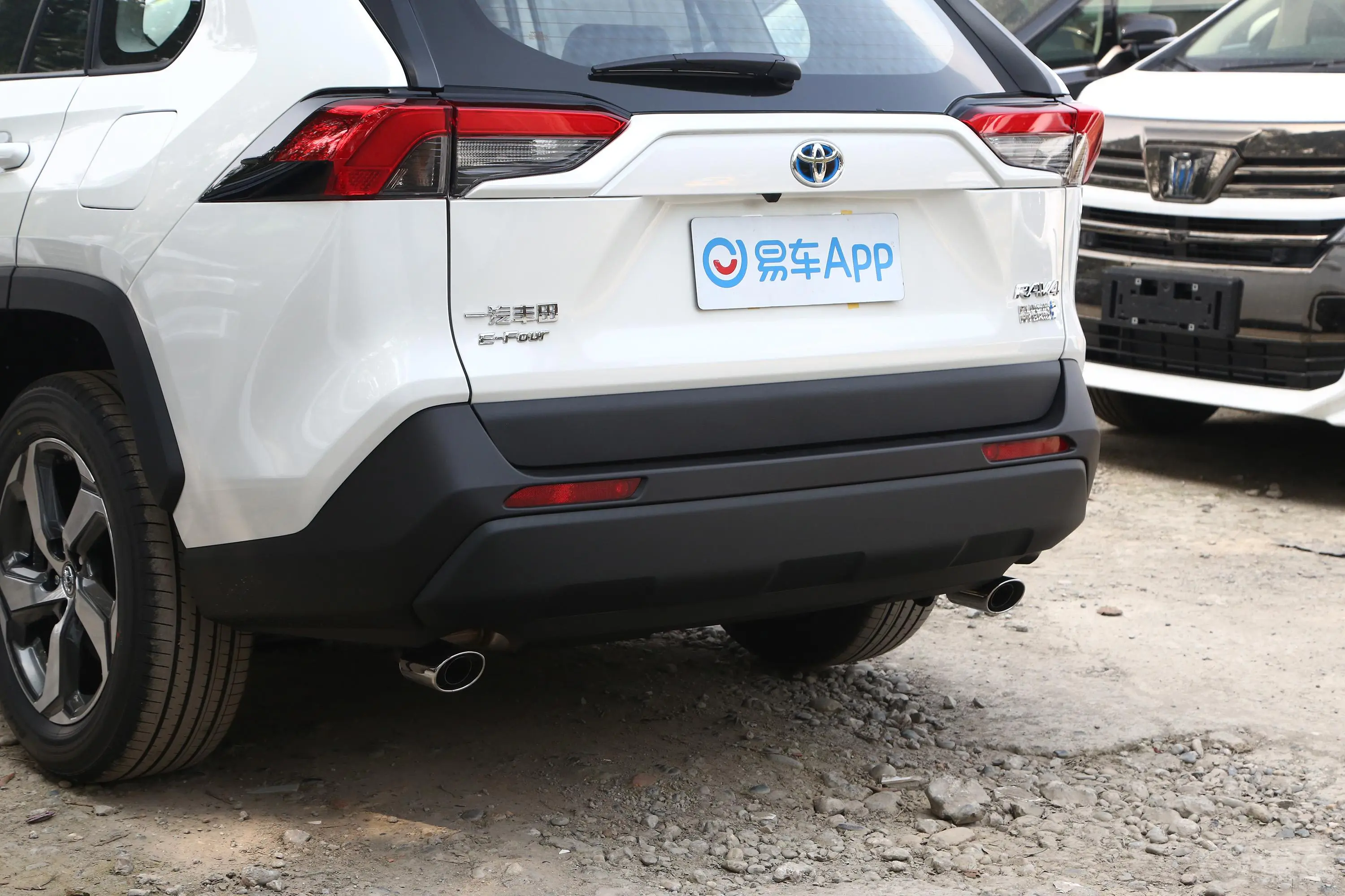 RAV4荣放 双擎E+2.5L 四驱豪华Pro车后雷达