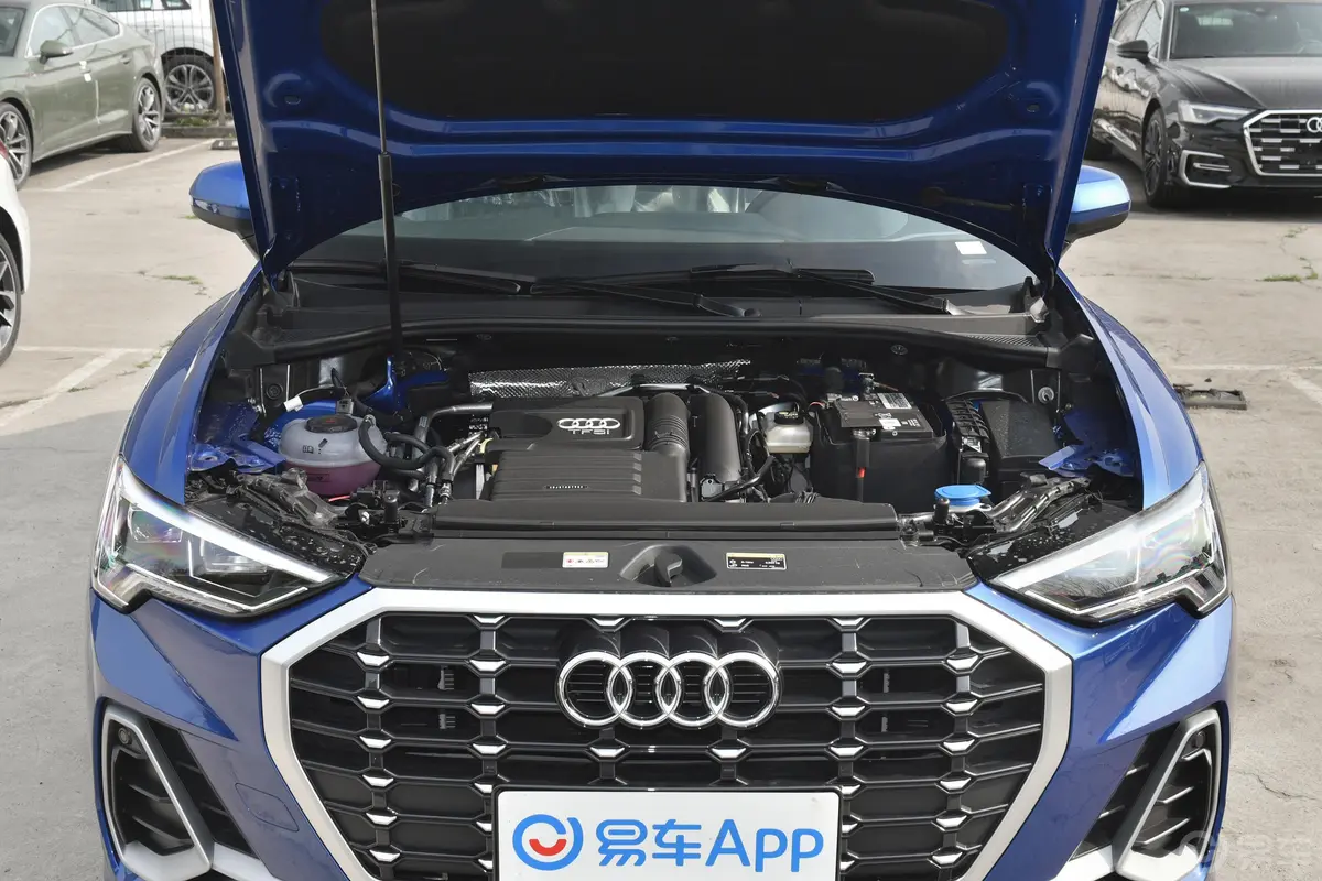 奥迪Q335 TFSI 时尚动感型发动机舱整体