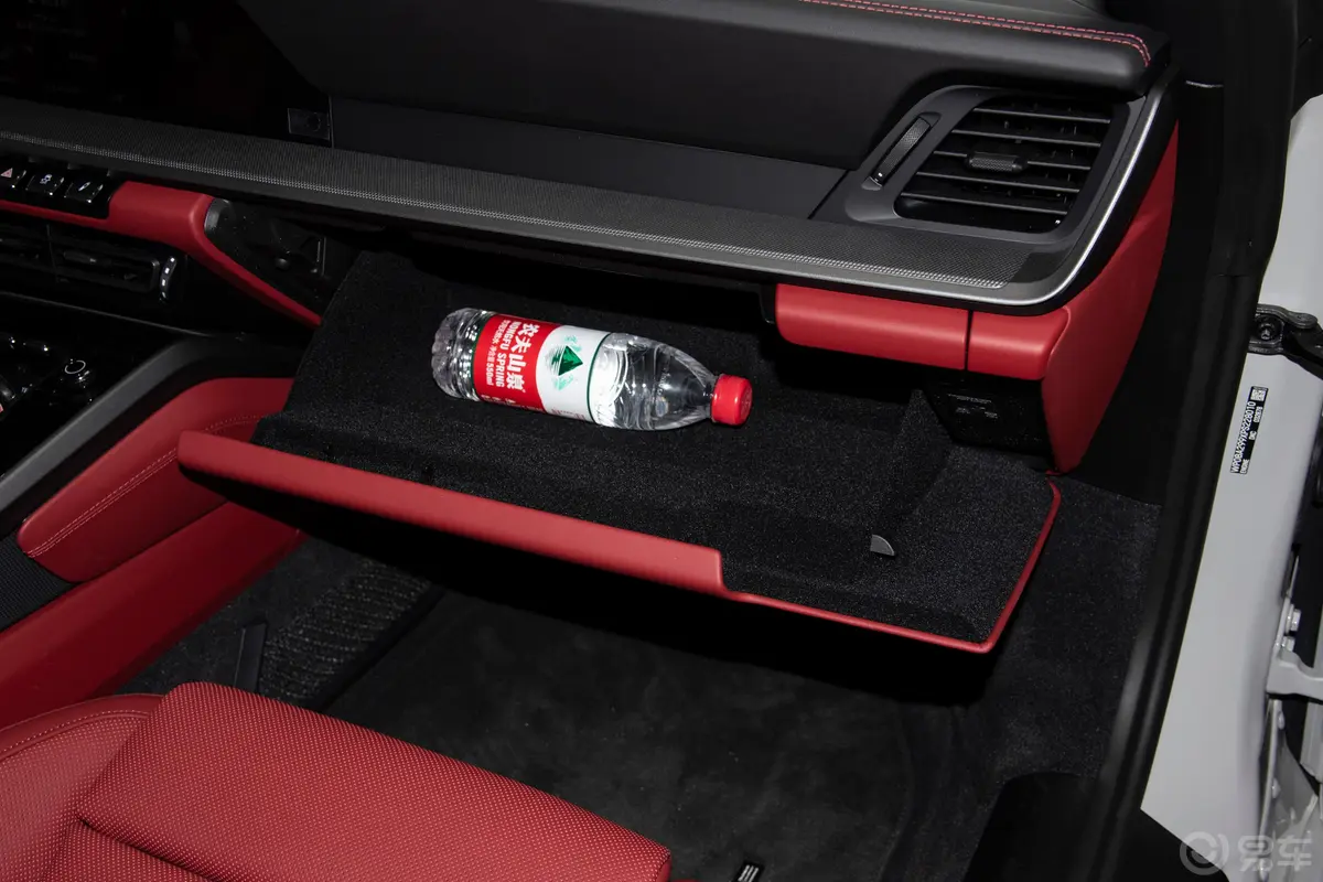 保时捷911Targa 4 3.0T手套箱空间水瓶横置