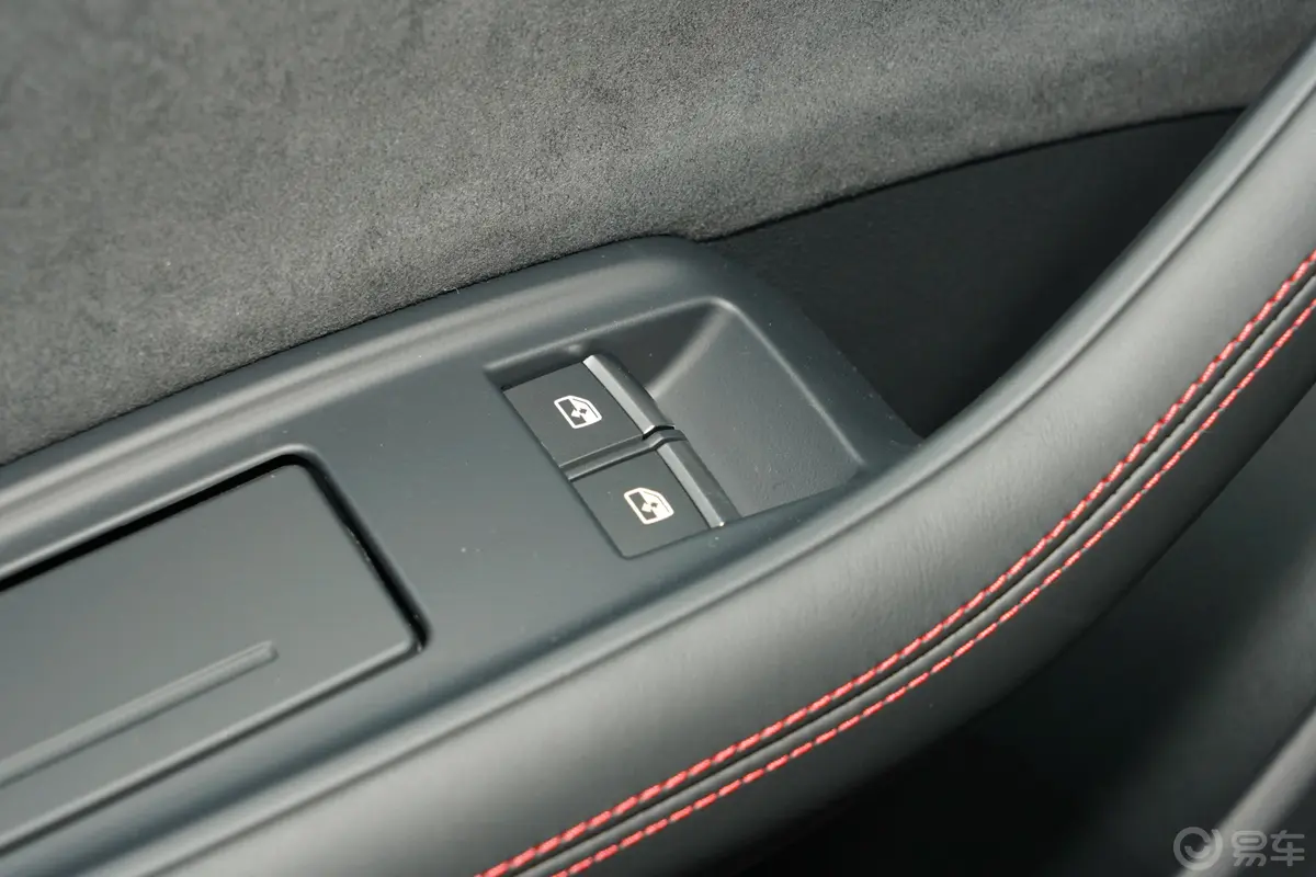 奥迪RS Q84.0T后车窗调节