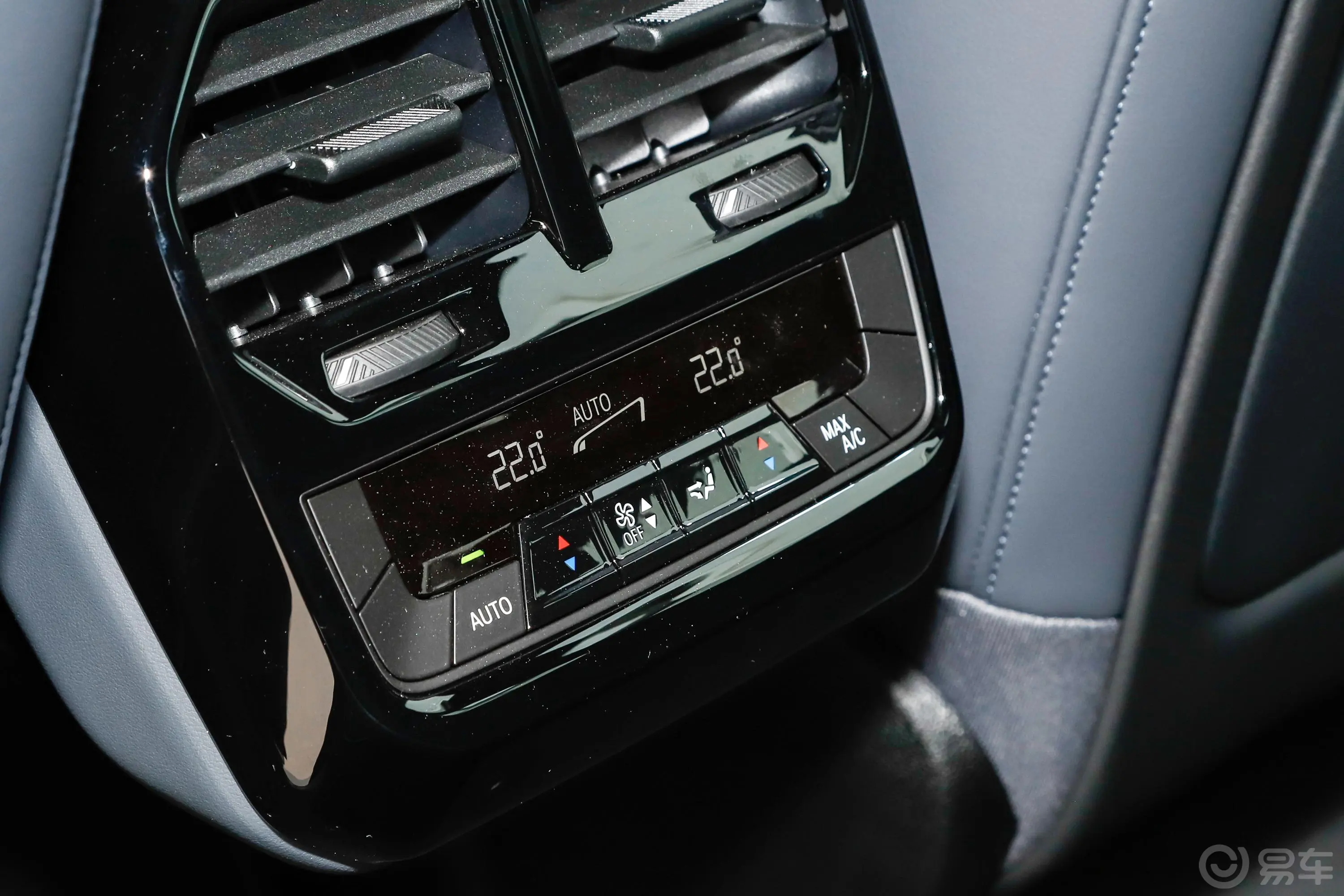 宝马iXxDrive50后排空调控制键