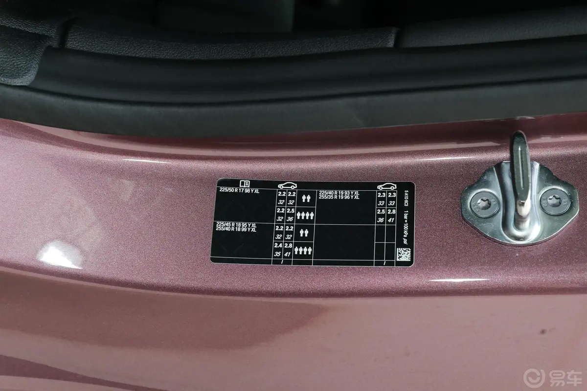 宝马4系双门轿跑车 430i 天鹅绒兰花紫特别版胎压信息铭牌