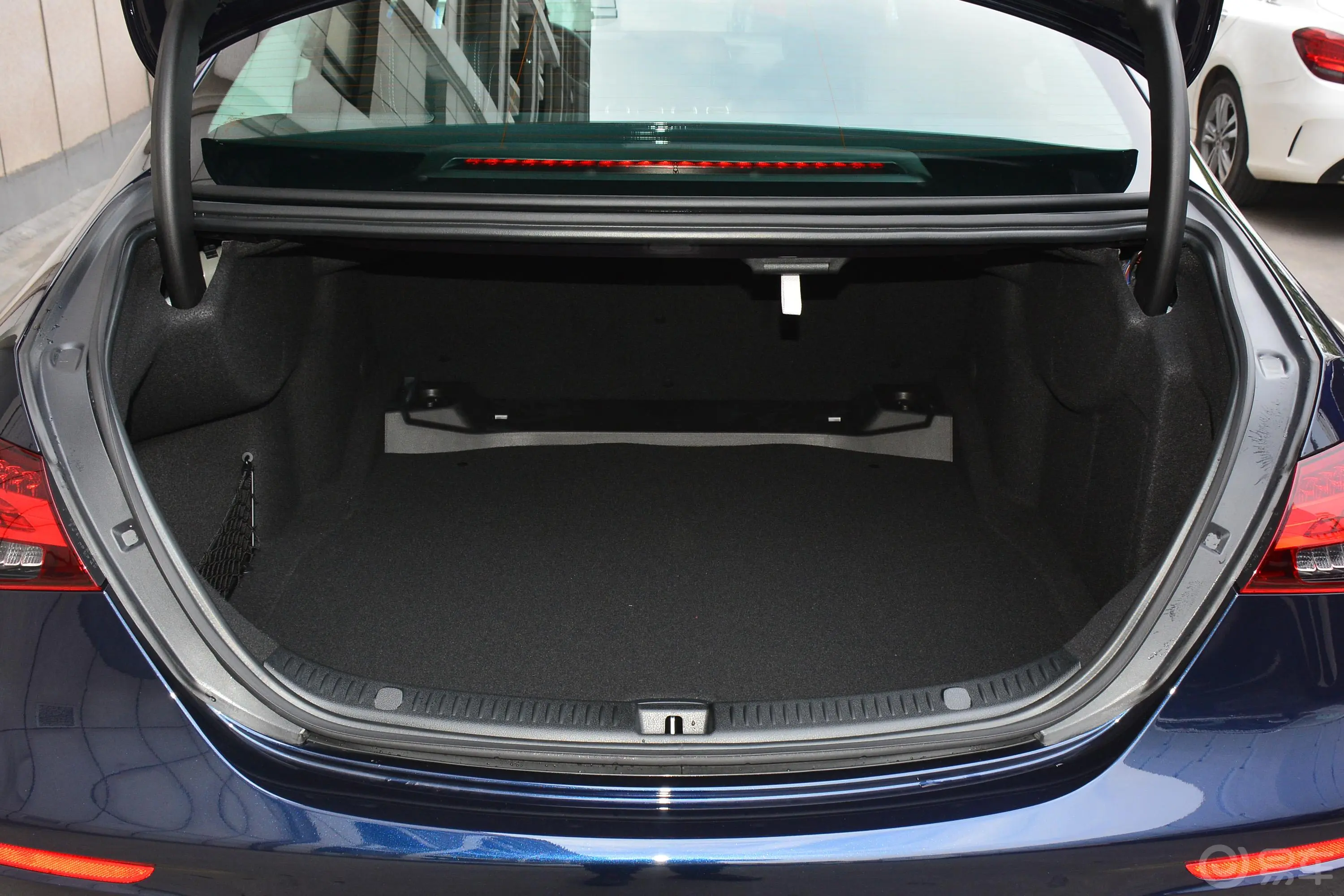 奔驰E级(进口)E 300 时尚型运动版后备厢空间特写