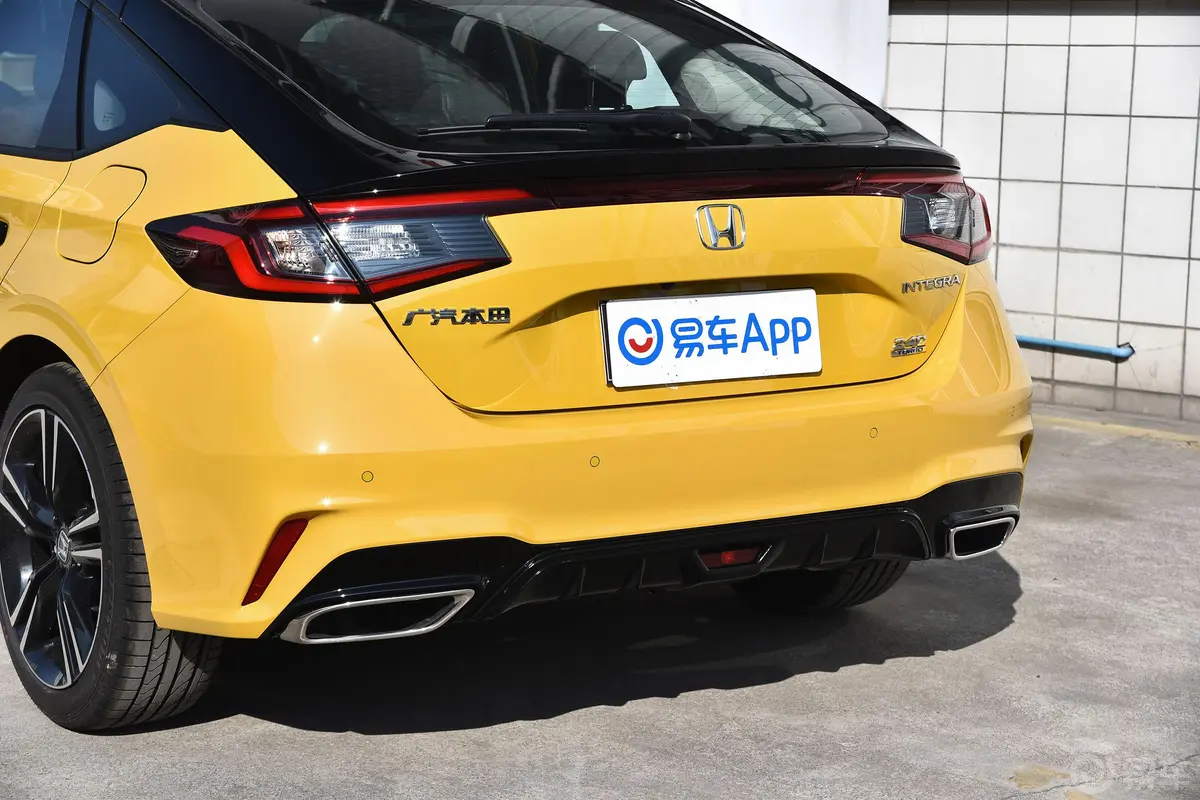 型格HATCHBACK 240TURBO CVT幻夜·尊享版车后雷达