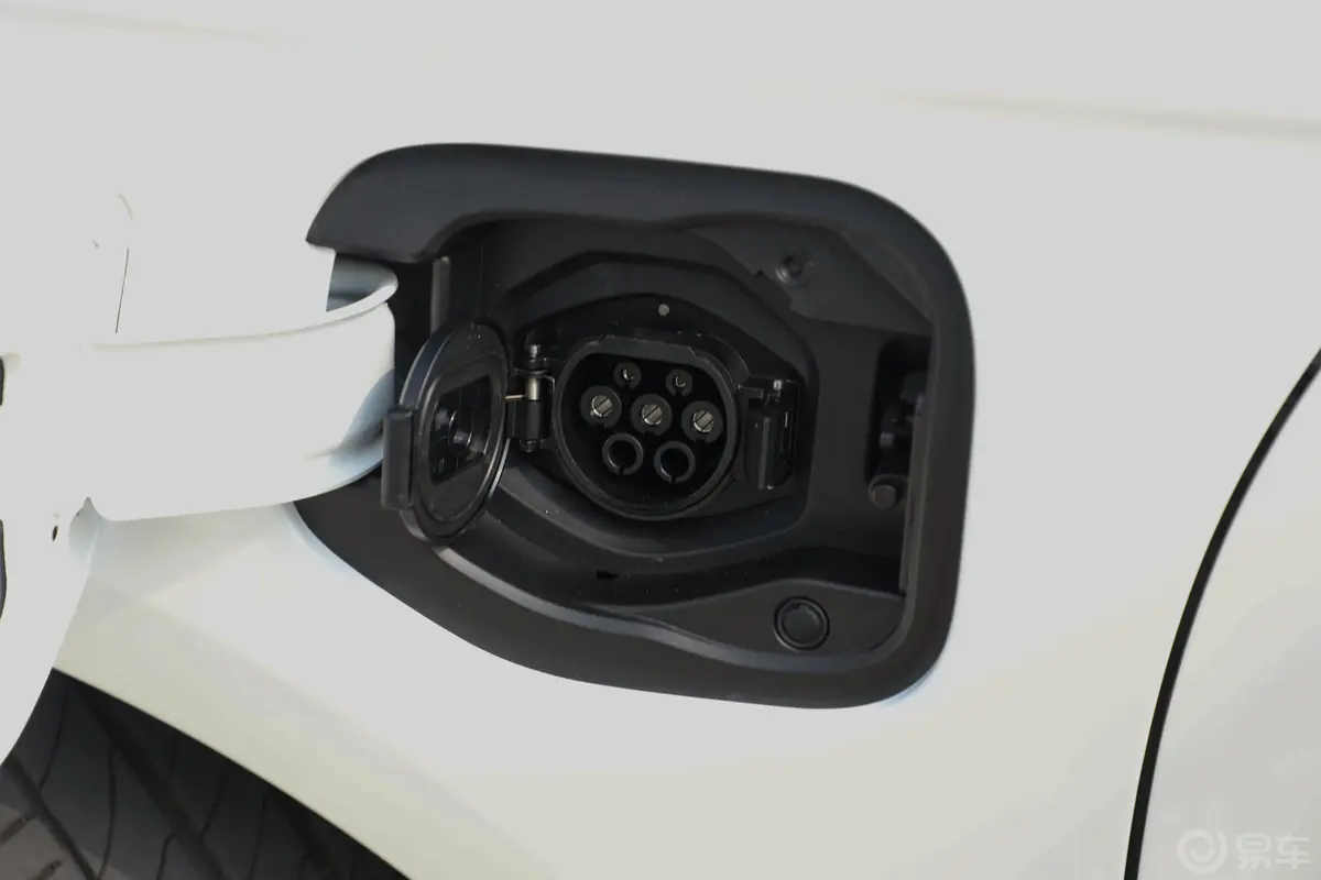 雅阁 e:PHEV2.0L 82km 旗舰版慢充充电口