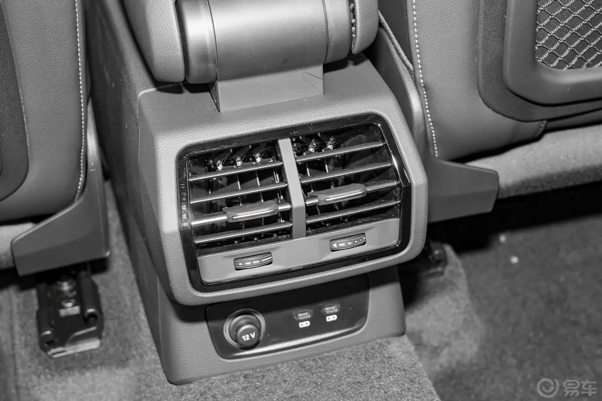 奥迪Q345 TFSI quattro 冰雪运动版后排空调控制键
