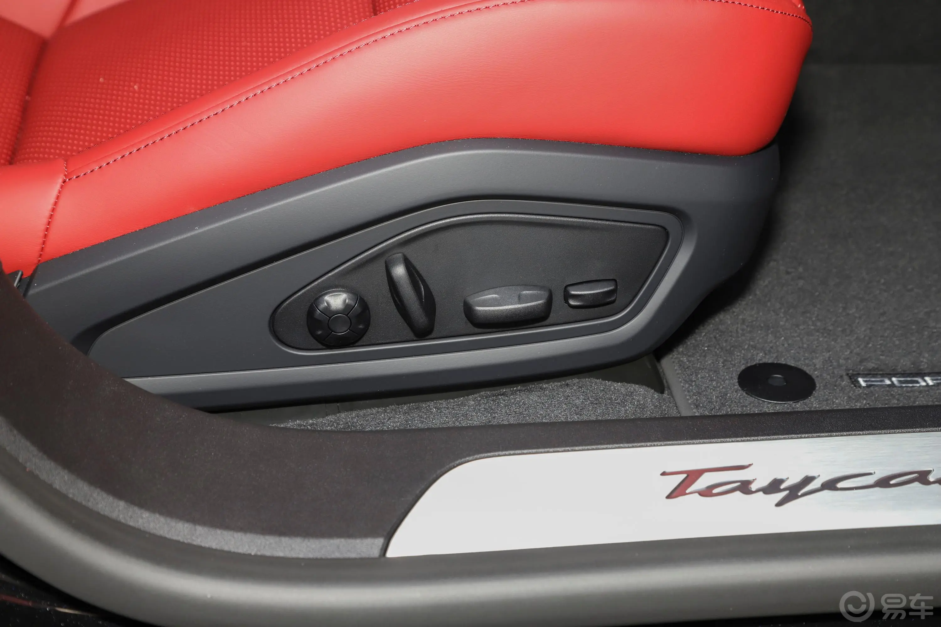 TaycanTaycan 4S Cross Turismo副驾座椅调节