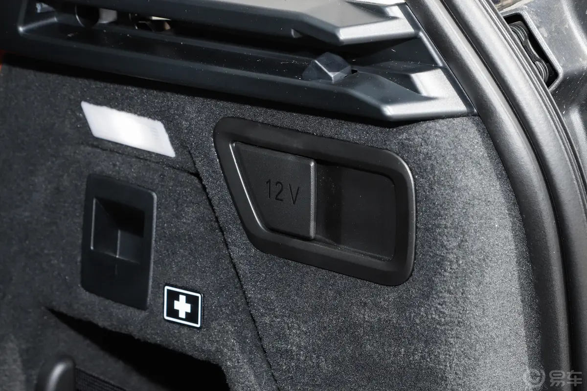 宝马X7xDrive40i 行政型 M运动套装行李厢电源接口