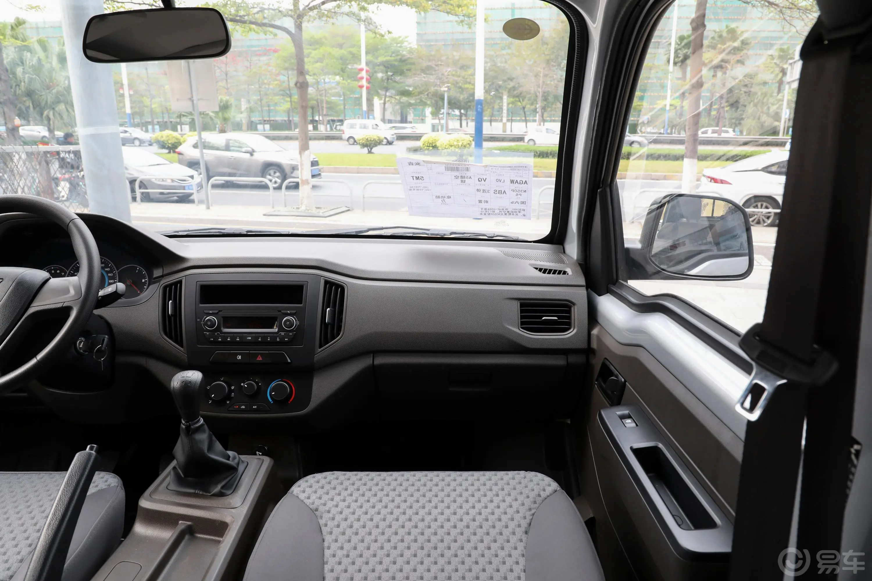 五菱荣光新卡2.0L 双排基本型 5座副驾驶位区域