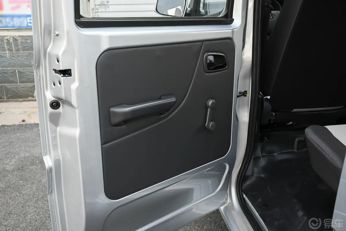 长安星卡1.5L 双排2.26米载货汽车舒适型后排功能